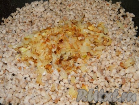 Лук порезать, обжарить на растительном масле, добавить в фарш и жарить, периодически помешивая, до готовности. Посолить, поперчить по вкусу.
