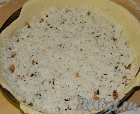 на него ровным слоем следует разложить рис,
