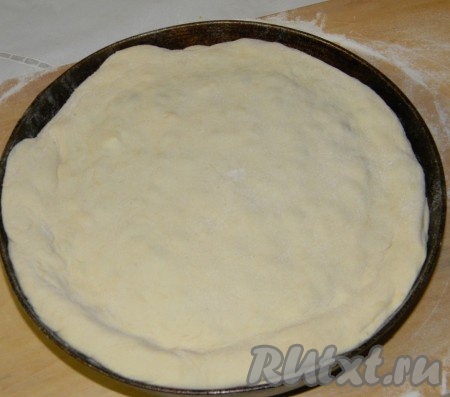 Начинку обильно полить топленым маслом, накрыть второй частью раскатанного теста, края соединить.
