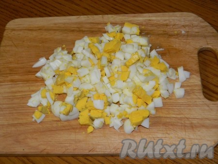 Яйца сварить вкрутую, очистить и нарезать кубиками.
