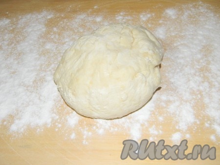 Из указанных ингредиентов замесить не очень крутое тесто и поставить на полчаса в холодильник.
