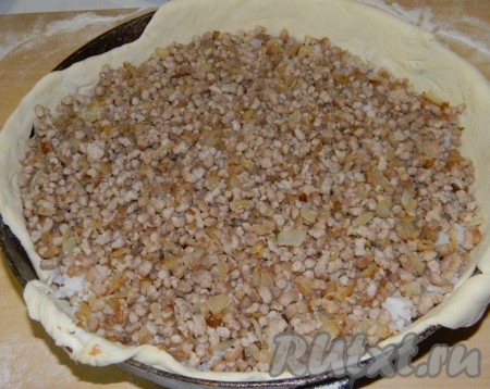 затем - пропущенное через мясорубку поджаренное с луком мясо.
