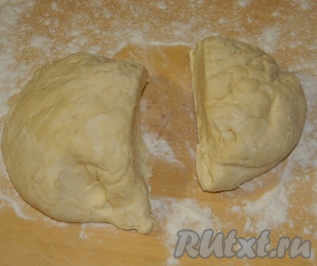 Охлажденное тесто разделить на две неравных части.
