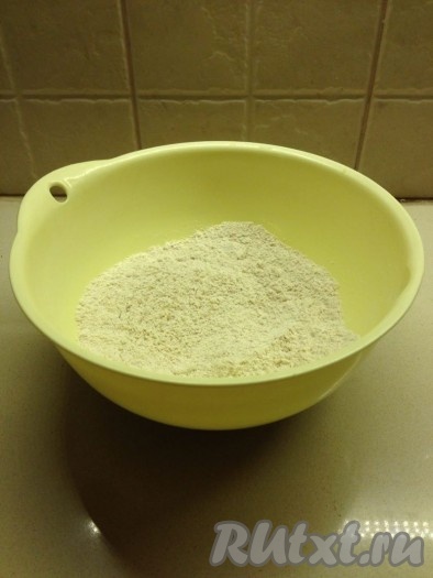 1. Муку, соду и кусбару перемешивать в течение 2-3 минут, чтобы мука обогатилась кислородом.