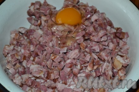Добавить в него яйцо и порубленное обрезанное копченое мясо, перемешать.
