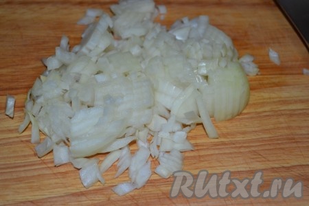 Луковицу нарезать кубиками.
