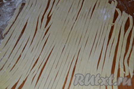 Раскатать его в тоненький пласт и нарезать длинными полосочками шириной 0,7-1 см.
