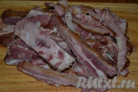 Обрезать мясо вокруг кости.
