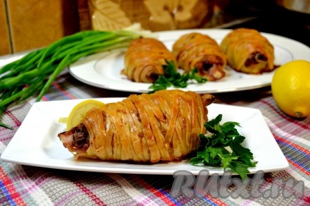 Готовим «веретено» в тесте в хорошо разогретой духовке в течение 30-35 минут до румяной корочки.
