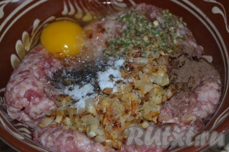 Туда же добавляем яйцо, соль, перец и другие специи.
