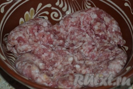 Фарш выкладываем в мисочку.
