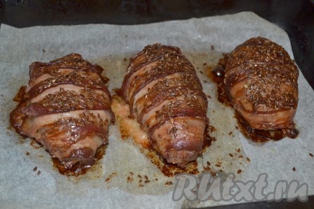 Запекаем круассаны из мяса в разогретой духовке при температуре 180 градусов минут 40-45.
