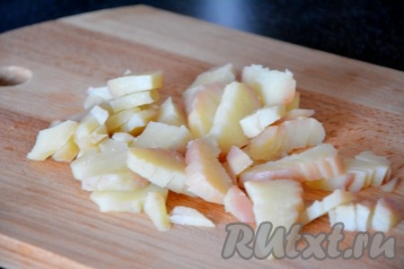 Картофель отварить и порезать кубиками.