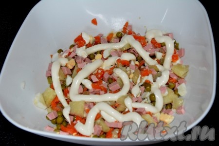 Выложить все в большую чашку, добавить зеленый горошек и заправить майонезом. Посолить по вкусу.
