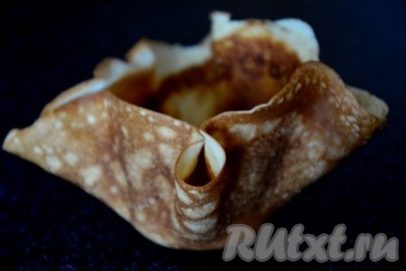 Поставить стакан с блином в микроволновку на 2 минуты (ориентируйтесь на мощность своей микроволновки, может потребоваться немного больше времени). За это время блинчик должен подсушиться и держать форму.
