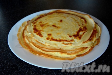 Испечь блины на разогретой сковороде с двух сторон до золотистого цвета.
