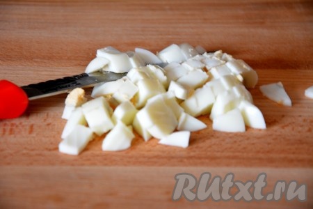 Яйца сварить вкрутую, очистить и порезать кубиками.