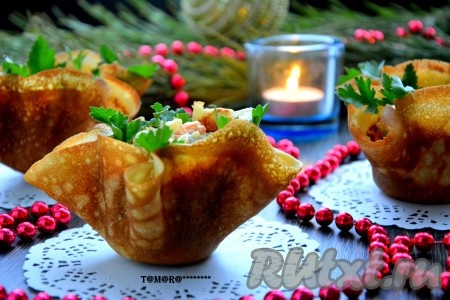 Блинные корзиночки остудить и наполнить салатом. Украсить зеленью.
