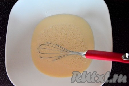 Далее нужно испечь блины. Для этого в чашке венчиком взбить яйца с солью и сахаром до пены. Добавить молоко и соду. Затем порциями всыпать муку. Добавить растительное масло.
