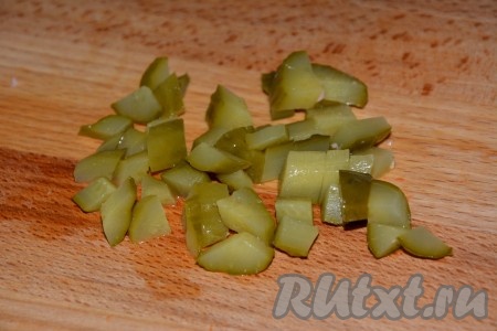 Огурцы нарезать кубиками.