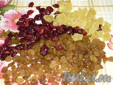 добавить подготовленные сухофрукты, цукаты и цедру одного лимона.&nbsp;
