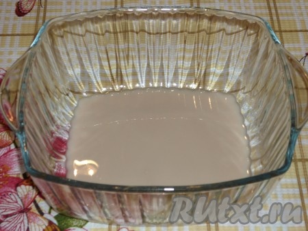 В тёплой воде развести дрожжи,&nbsp;
