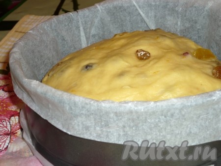 Форму для нашего будущего рождественского кекса &nbsp;застелить пергаментной бумагой. Подошедшее тесто разделить на части и разложить по формочкам (тесто должно занять 1/3 размера формы). Снова накрыть полотенцем и оставить для подхода.
