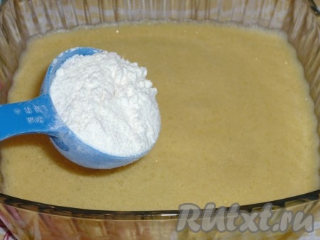 Всыпать половину нормы просеянной муки, хорошо перемешать,
