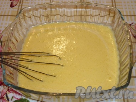 Добавить в молоко с дрожжами остывшее сливочное масло и яично-сахарную смесь.
