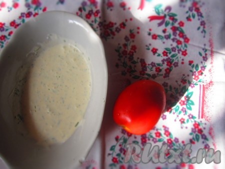 Для приготовления сметанного соуса смешать сметану, соль и порезанный укроп.
