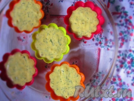 Тесто выложить в силиконовые формочки и поставить в разогретую духовку минут на 15-20 при температуре 180 градусов.
