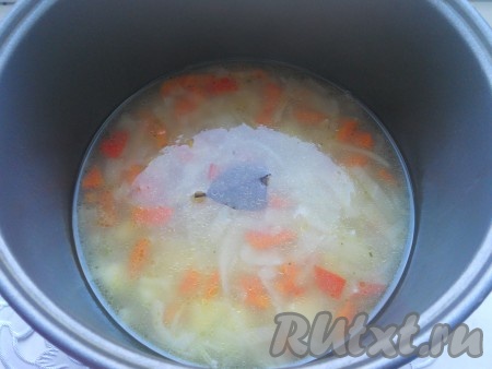 Закрыть крышку мультиварки и выставить программу "Суп" на 1 час. Когда вода закипит, посолить по вкусу и добавить растительное масло. За 10 минут до готовности добавить лавровый лист.
