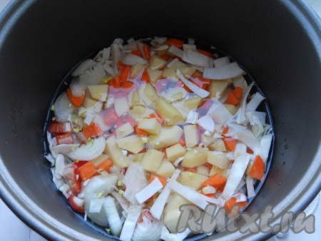 Все овощи поместить в чашу мультиварки, залить 1,5 литрами воды (если хотите консистенцию овощного супа погуще - воды хватит и 1 литра).
