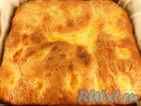 Снова поставить пирог в духовку и выпекать при той же температуре ещё 20-30 минут (до красивой румяной корочки).