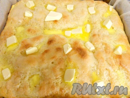 Отправить форму в разогретую до 180 градусов духовку на 15 минут. Затем пирог достать и разложить по поверхности кусочки сливочного масла.