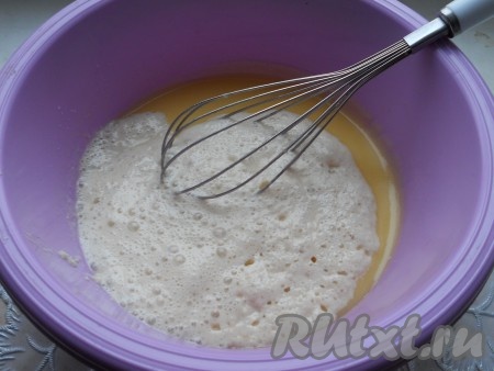 Затем добавить ванильный сахар и запенившуюся опару, перемешать.