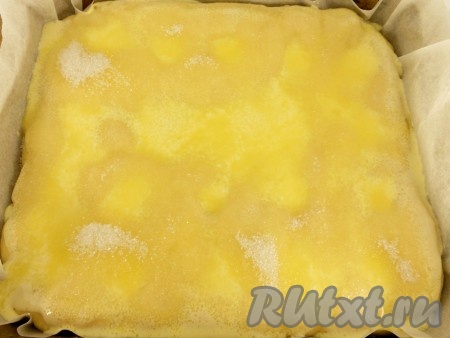 Равномерно покрыть получившейся сметанной заливкой верх теста и посыпать оставшимися 5 столовыми ложками сахара.