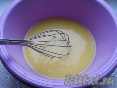 Влить растопленное и остывшее сливочное масло, перемешать.