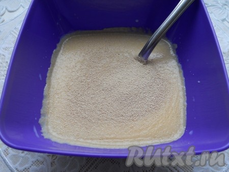 Приготовить опару, для этого в в небольшую ёмкость влить 100 миллилитров молока, предварительно подогретого до 38-40 градусов, добавить 1 столовую ложку сахара, 2 столовых ложки муки и дрожжи, тщательно перемешать. Оставить в тёплом месте на 20 минут, по истечении этого времени поверхность опары запенится.