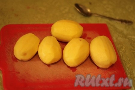 Картофель очистить, выложить в кастрюлю, залить полностью водой, поставить на огонь. После закипания воды посолить и отварить картошку до готовности (готовый картофель будет легко прокалываться вилкой, на варку обычно требуется минут 20-25).