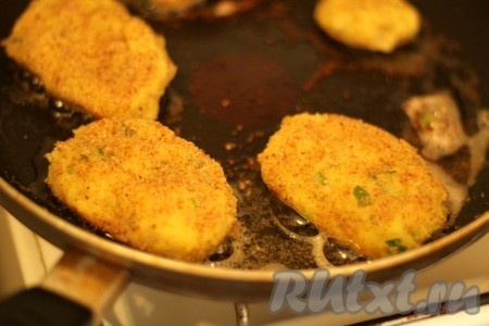 Получившийся фарш из картофельного пюре и жареного лука тщательно перемешать, если нужно, досолить. Сформировать котлеты из картофельного теста, обвалять их в панировочных сухарях (или в муке) со всех сторон. В сковороде прогреть подсолнечное масло, затем выложить картофельные котлеты и обжарить с двух сторон до золотистой корочки.