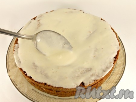 Накрыть вторым коржом, который смазать сметанным кремом.