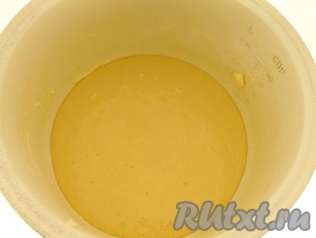 Чашу мультиварки хорошо смазать сливочным маслом, присыпать мукой, затем вылить в неё тесто, крышку закрыть.