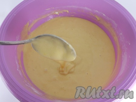 Частями добавляя оставшуюся муку, замесить тесто, которое по консистенции должно быть, как сметана средней жирности. Всыпая муку, ориентируйтесь прежде всего на густоту теста, а не на количество муки, указанное в ингредиентах.