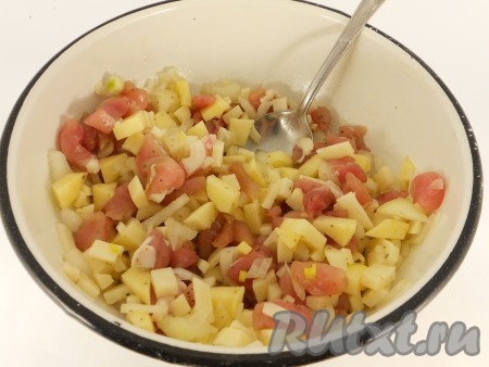 Приготовить начинку: мясо и сырой картофель порезать маленькими кубиками. Добавить измельченный репчатый лук. Все посолить, поперчить и перемешать.