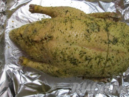 Брюхо индоутки зашить. Противень застелить фольгой, положить индоутку грудкой вниз. Выпекать в разогретой духовке при температуре 220 градусов минут 15-20 минут, затем убавить температуру до 170 градусов и перевернуть грудкой вверх. Готовить еще примерно 1-1,5 часа, периодически поливая мясо жиром. Достать противень, выложить остатки тыквы и апельсинов, сбрызнуть оливковым маслом и запечь до готовности. У готовой птицы при прокаливании будет вытекать прозрачный сок, а нож будет легко и мягко входить в мясо. За 10-15 минут до готовности увеличить температуру до 200 градусов, чтобы образовалась хрустящая корочка.
