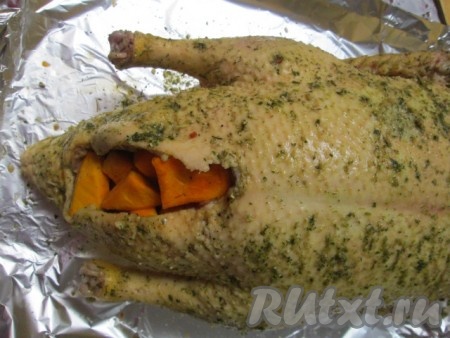 Выжать из лимона сок, полить тыкву и апельсины, добавить соль, перец, прованские травы, перемешать. Частью овощей (вместе с оставшимся лимоном) начинить птицу.
