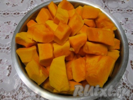 Тыкву нарезать небольшими кусками.