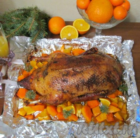 Перед подачей дать постоять, накрыв фольгой, 15-20 минут. Всё! Ароматная и очень сочная индоутка для Вашего Новогоднего стола готова! Угощайтесь!
