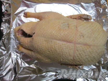 Индоутку хорошо вымыть и обсушить бумажным полотенцем (крылышки я связала). Натереть специями внутри и снаружи.
